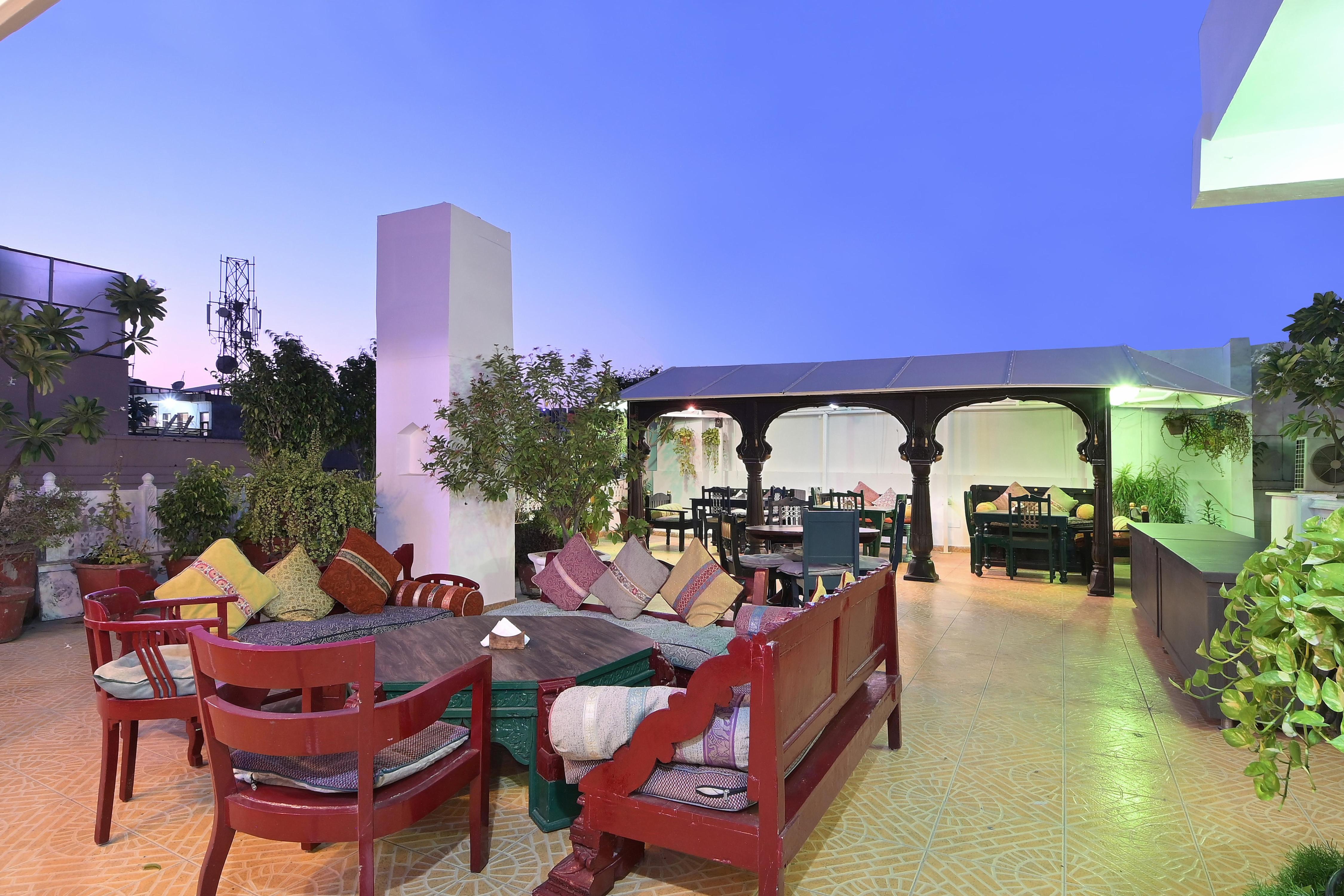 Hotel Pinky Villa - New Delhi Railway Station - Tap to explore photos