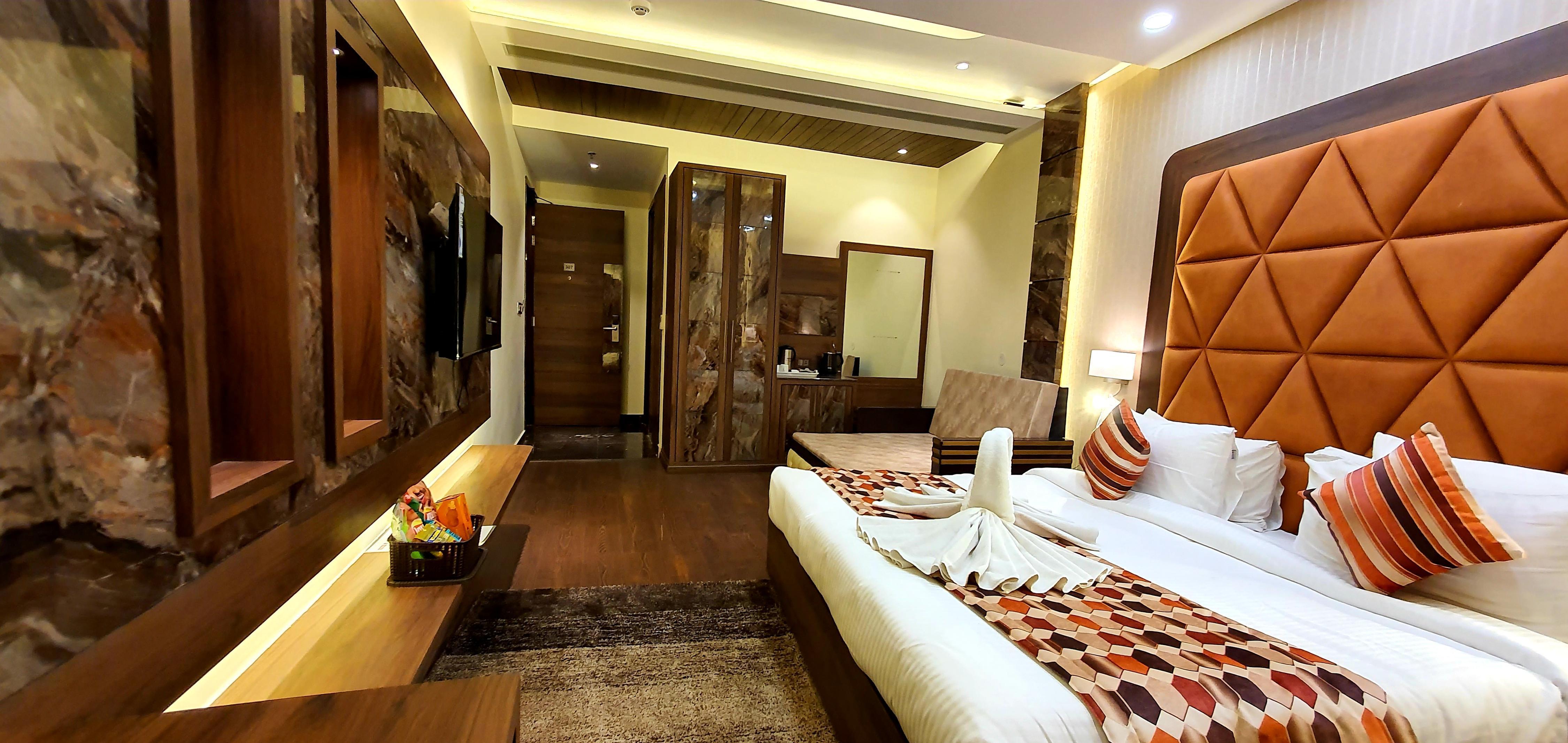 Hotel Makhan Residency Room Type - Deluxe Room With City View