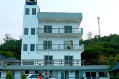 Valley View | Rooms & Cottage