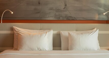 Radisson Blu Bordeaux Room Type - Superior Corner Room - Bassins u00e0 Flot View