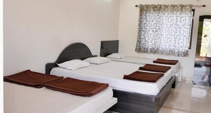 Hotel Gananjaya Room Type - 2 Double Bed With Single Bed AC Room