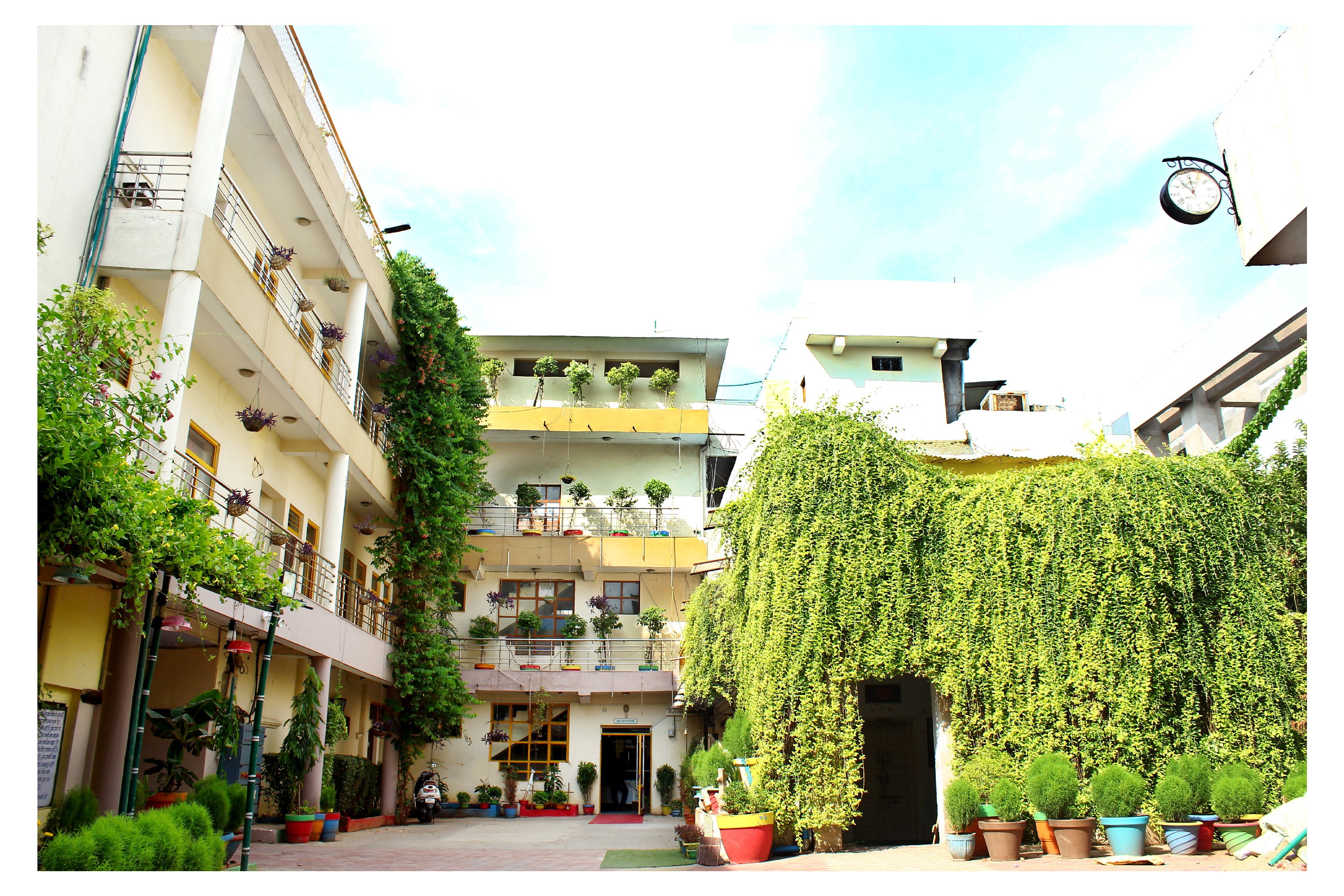 Svc INN - Tap to explore photos