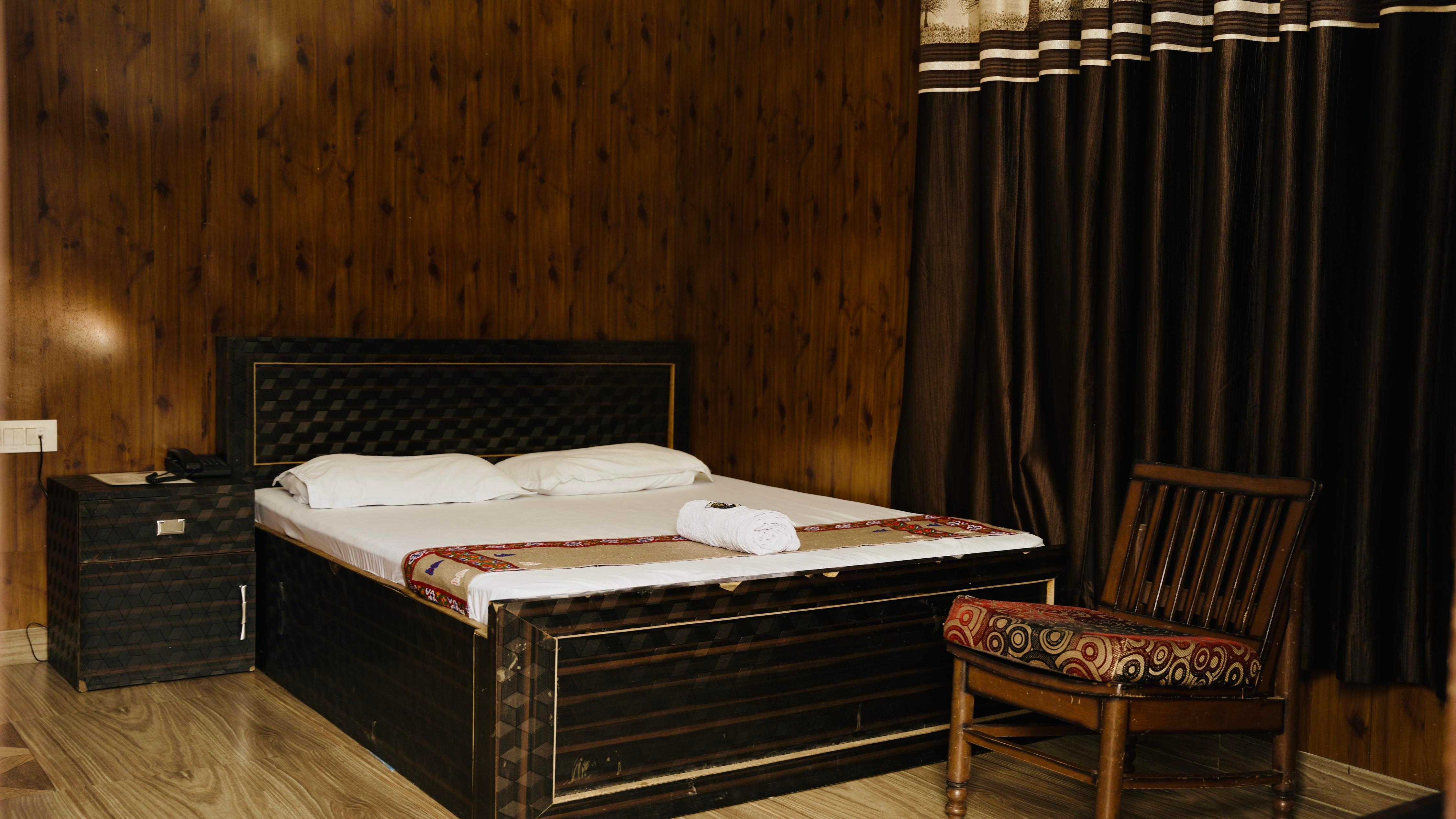 Hotel Nirvana And Restaurant Room Type - Deluxe Room