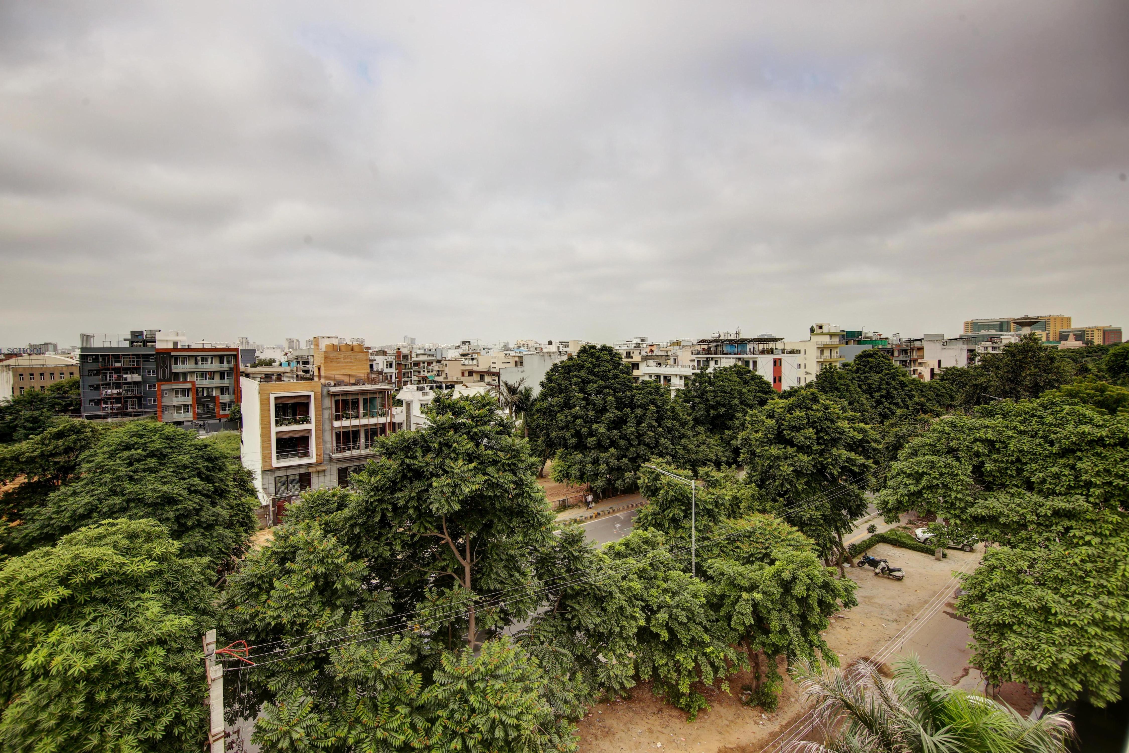 Limewood Stay Near Unitech Cyber Park - Tap to explore photos