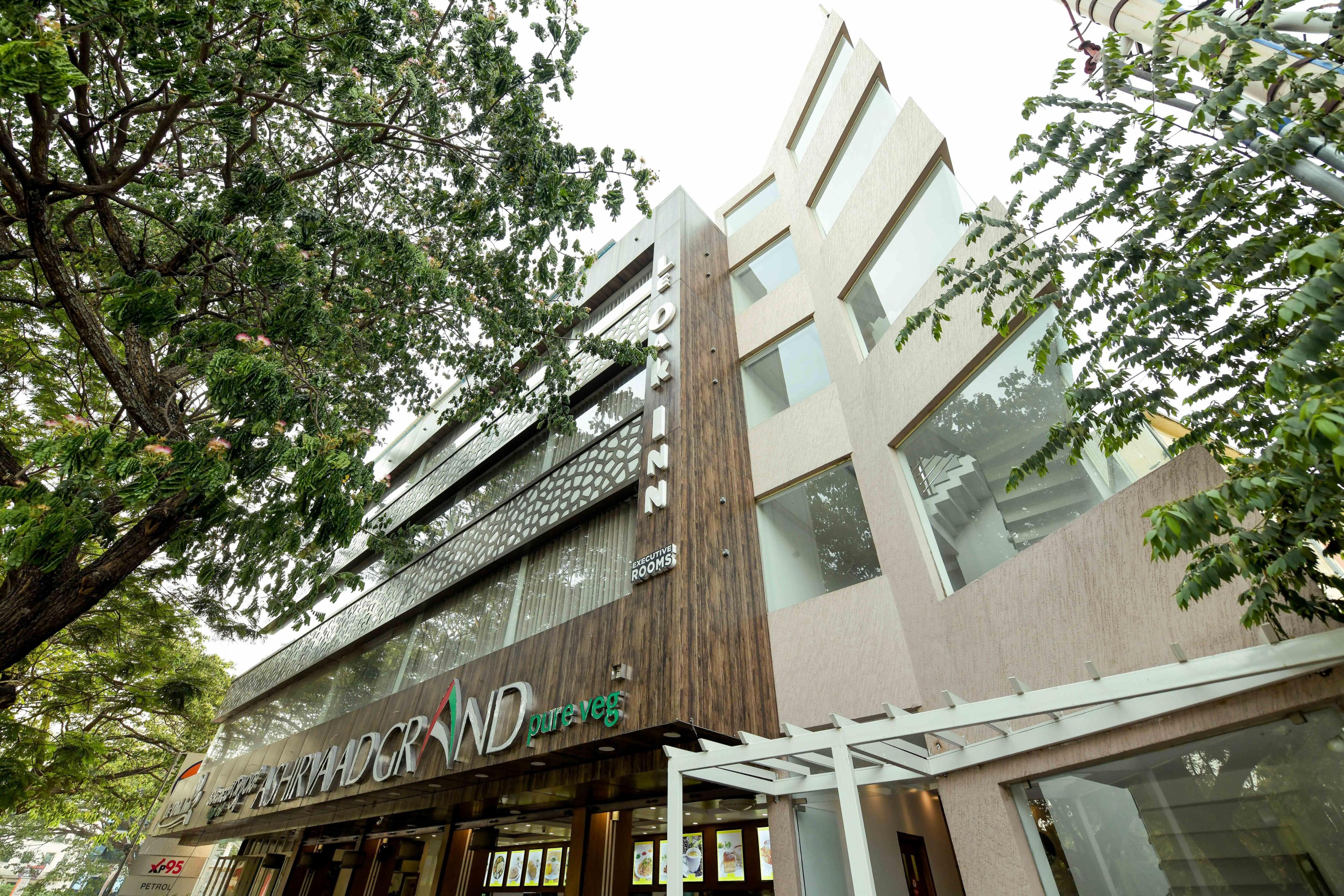 Le Oak Inn - Tap to explore photos