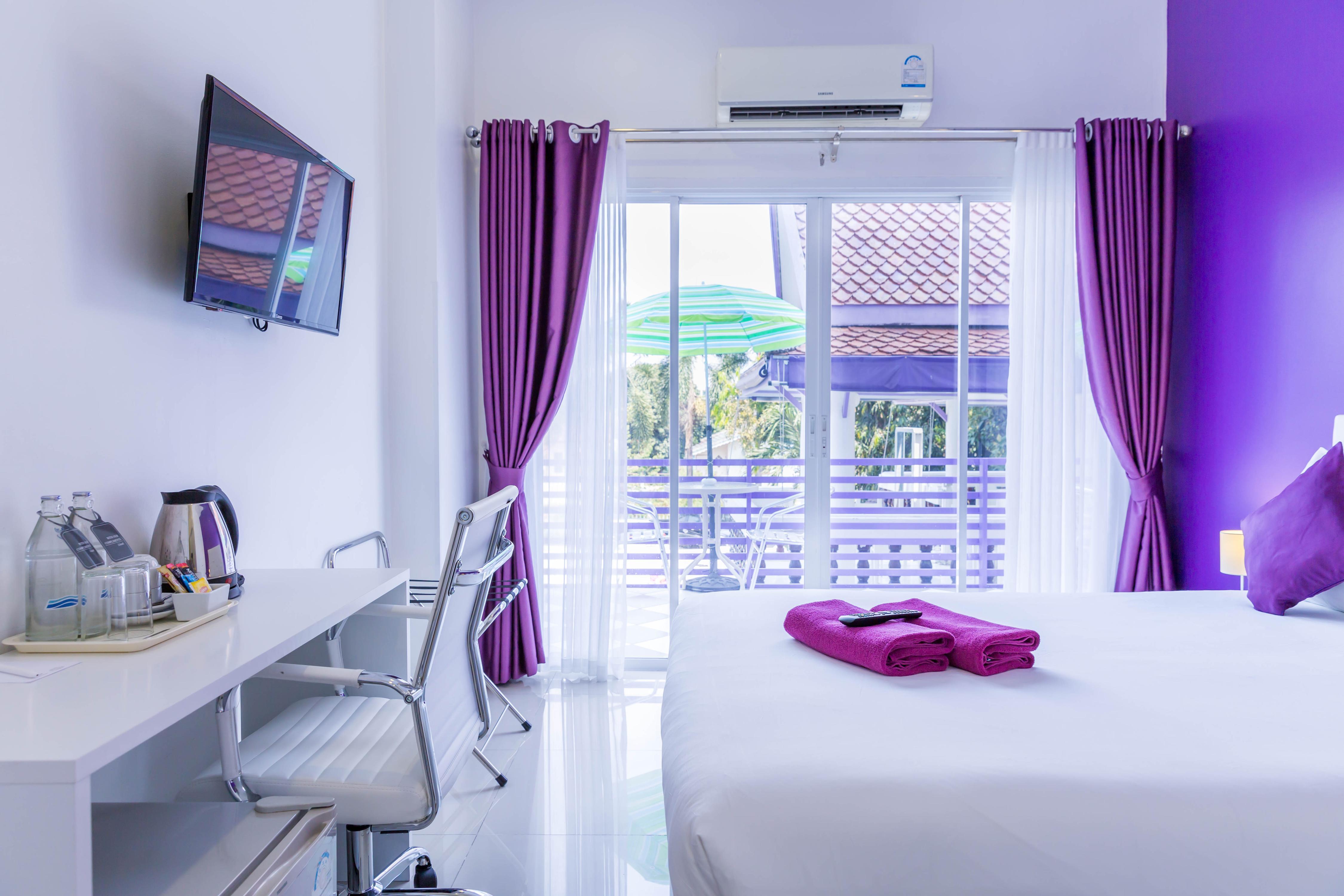 Hotel Zing Pattaya - Tap to explore photos