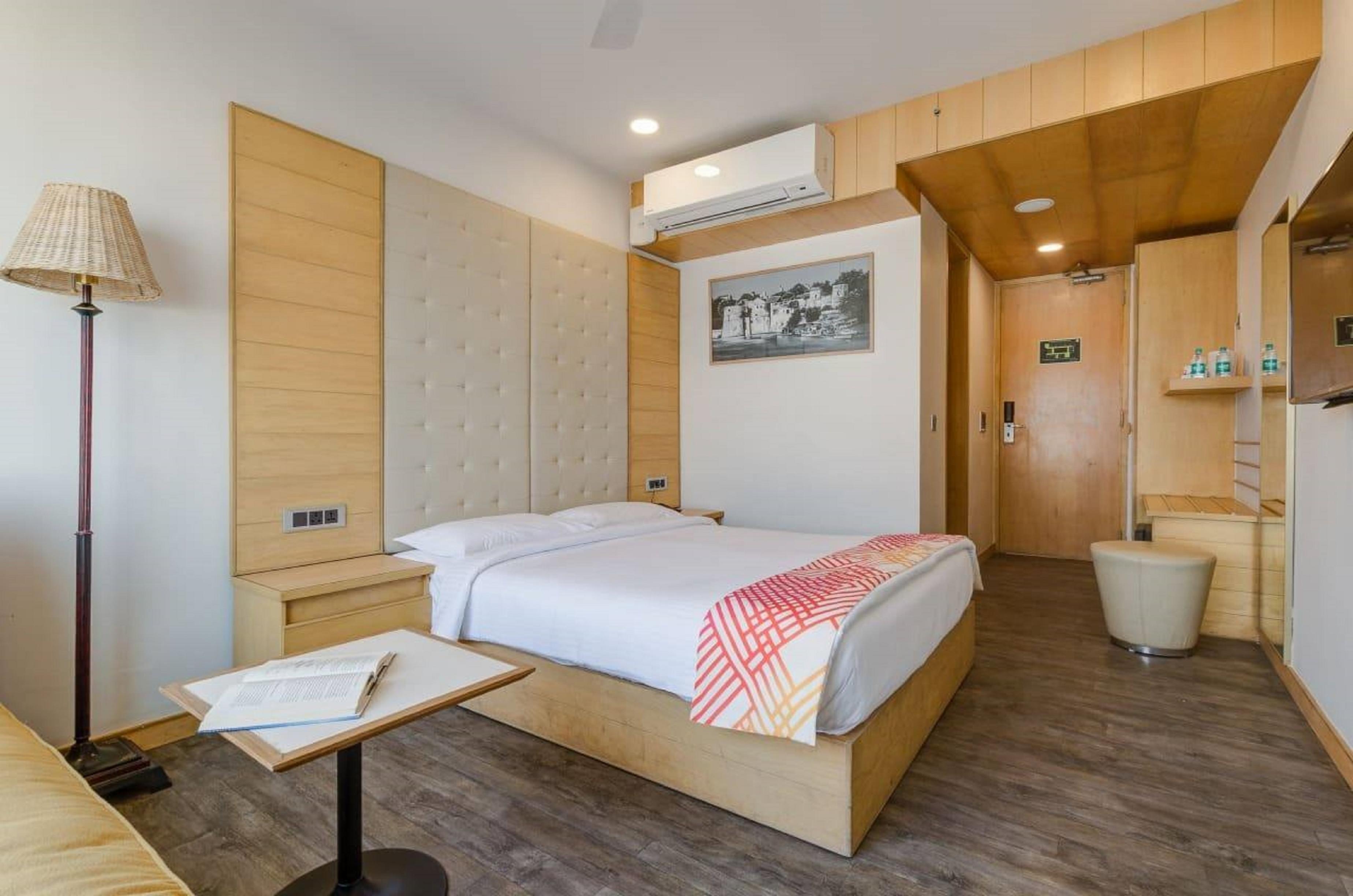 Ginger Surat, City Centre Room Type - D-Luxe Queen Room