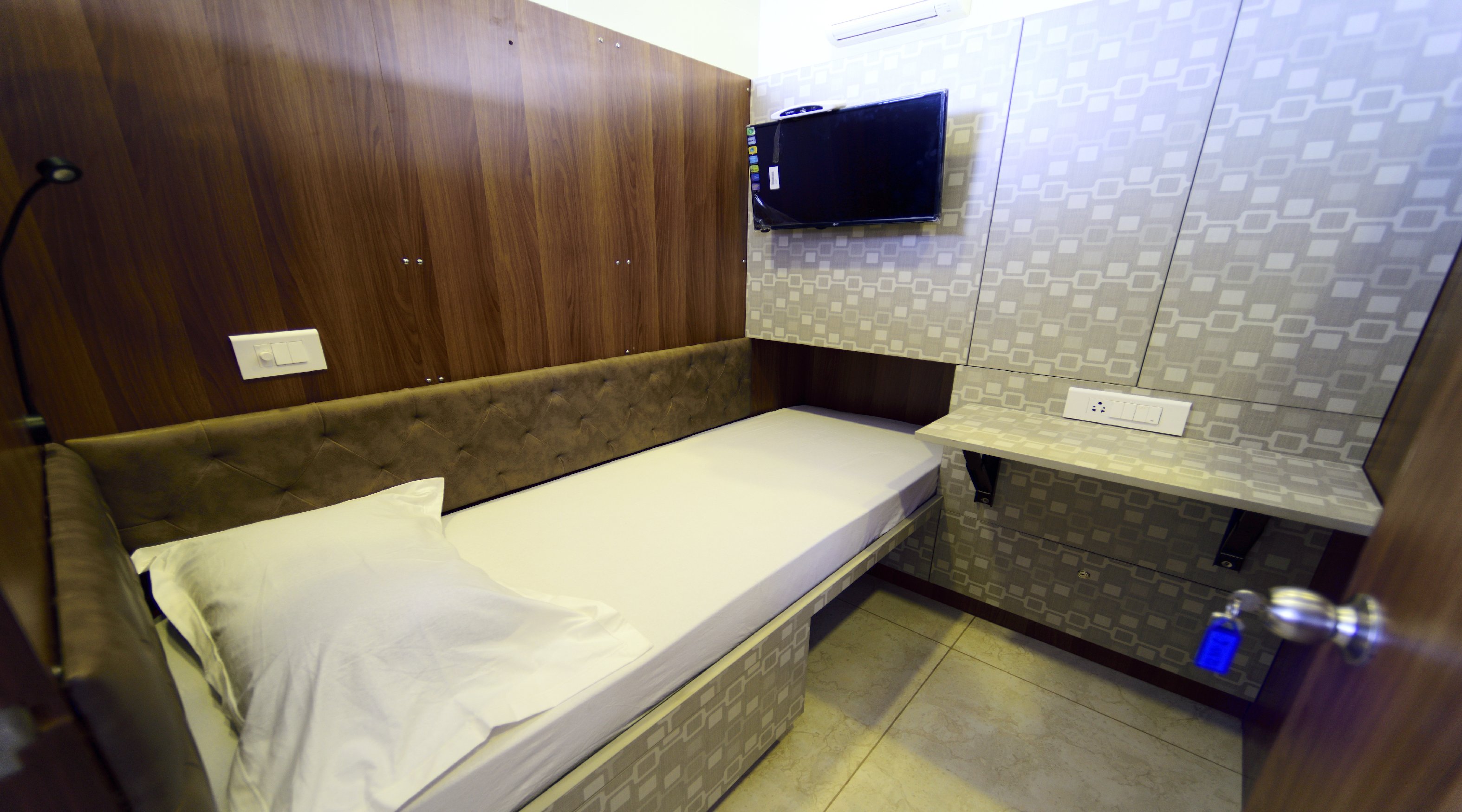 Bedspace Capsule AC Hotel