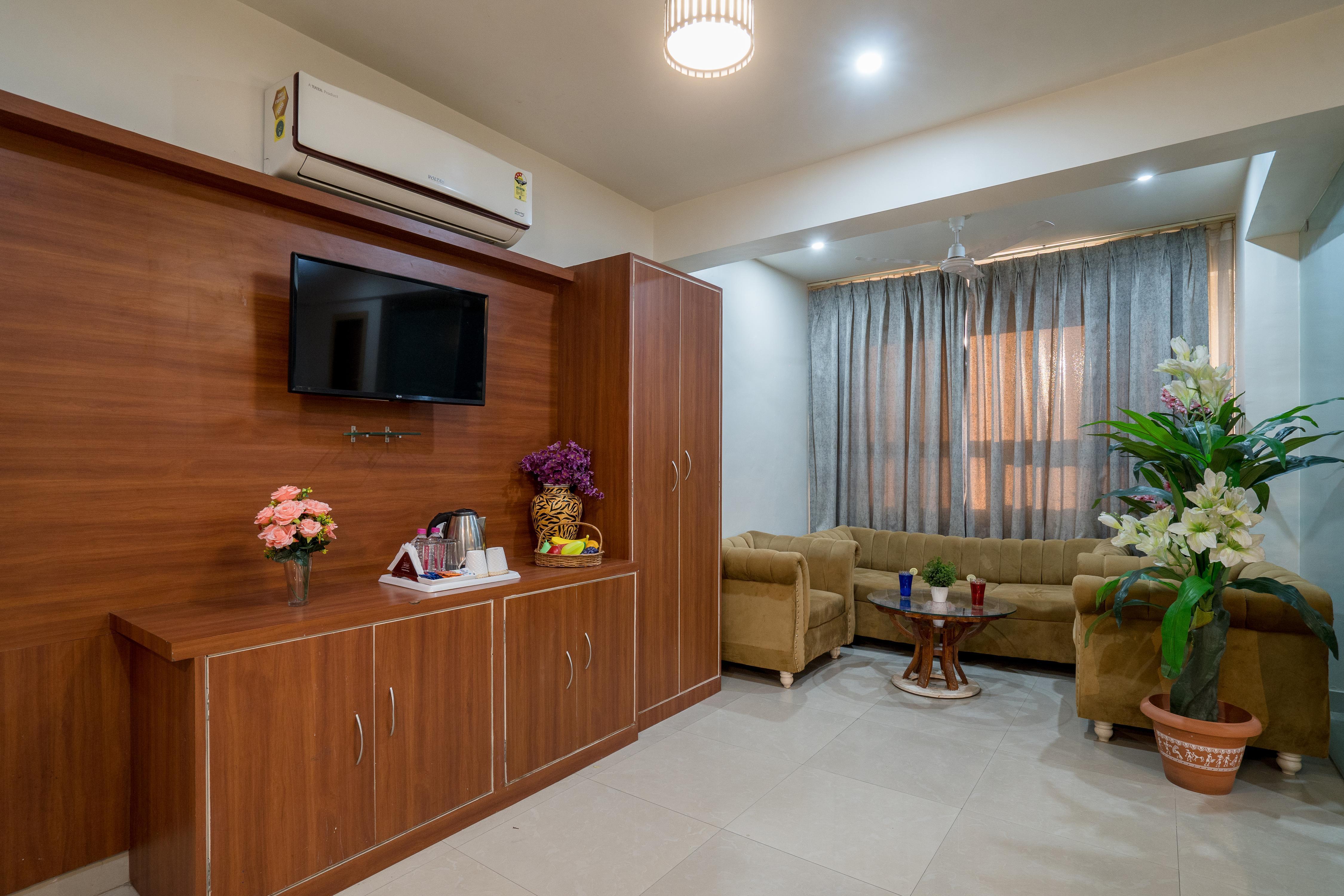 Hotel Royal Amer - Tap to explore photos