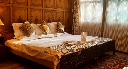 Heevan Houseboat Room Type - Super Deluxe AC Room