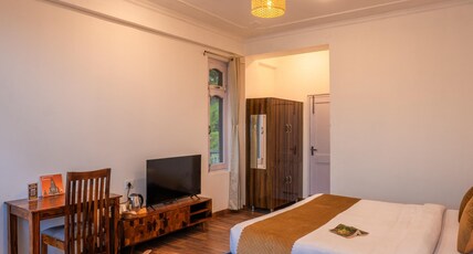 Alt Life Stays - Dharamkot Mcleodganj Room Type - King Room with mountain view and  Bath Tub