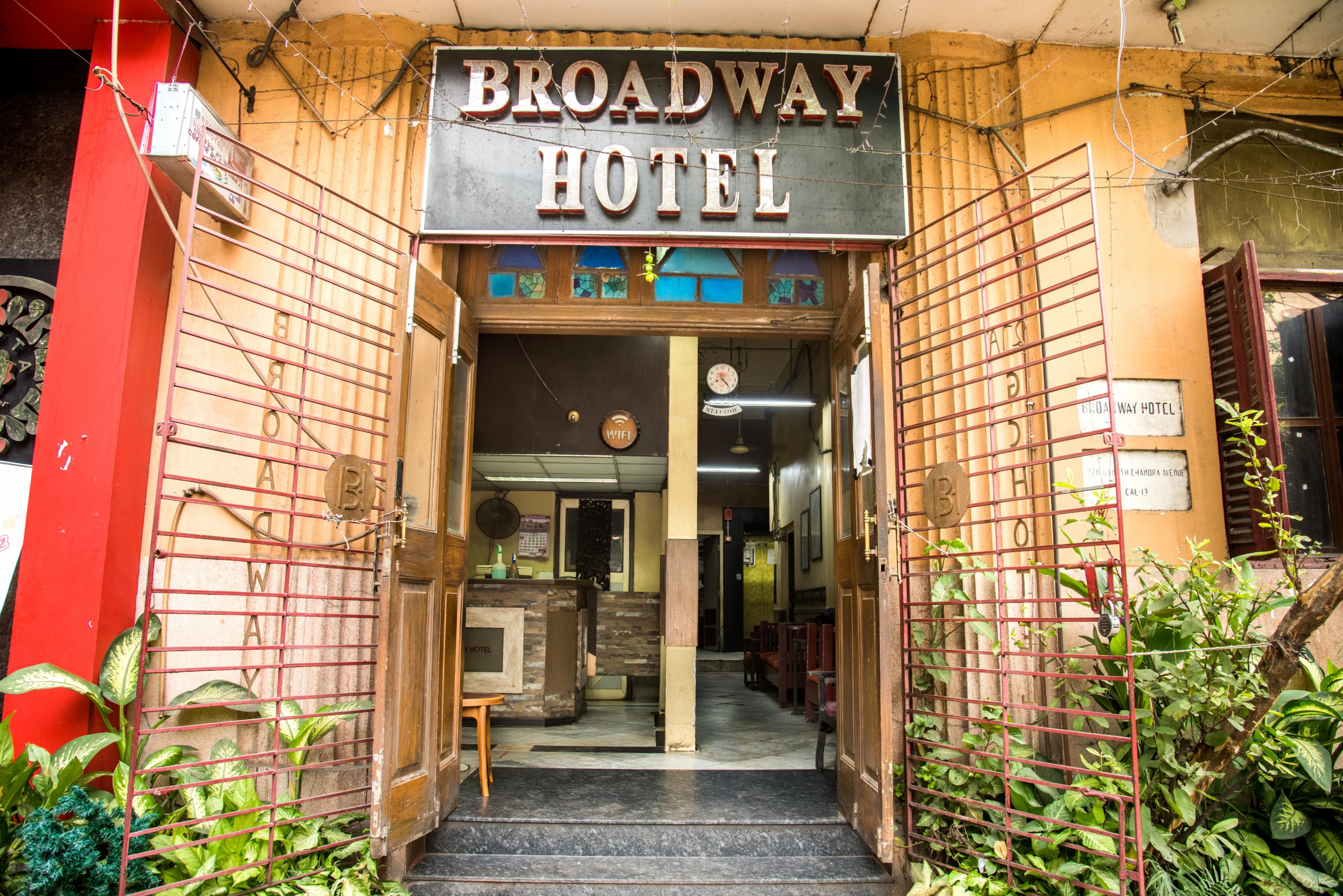 Broadway Hotel - Tap to explore photos