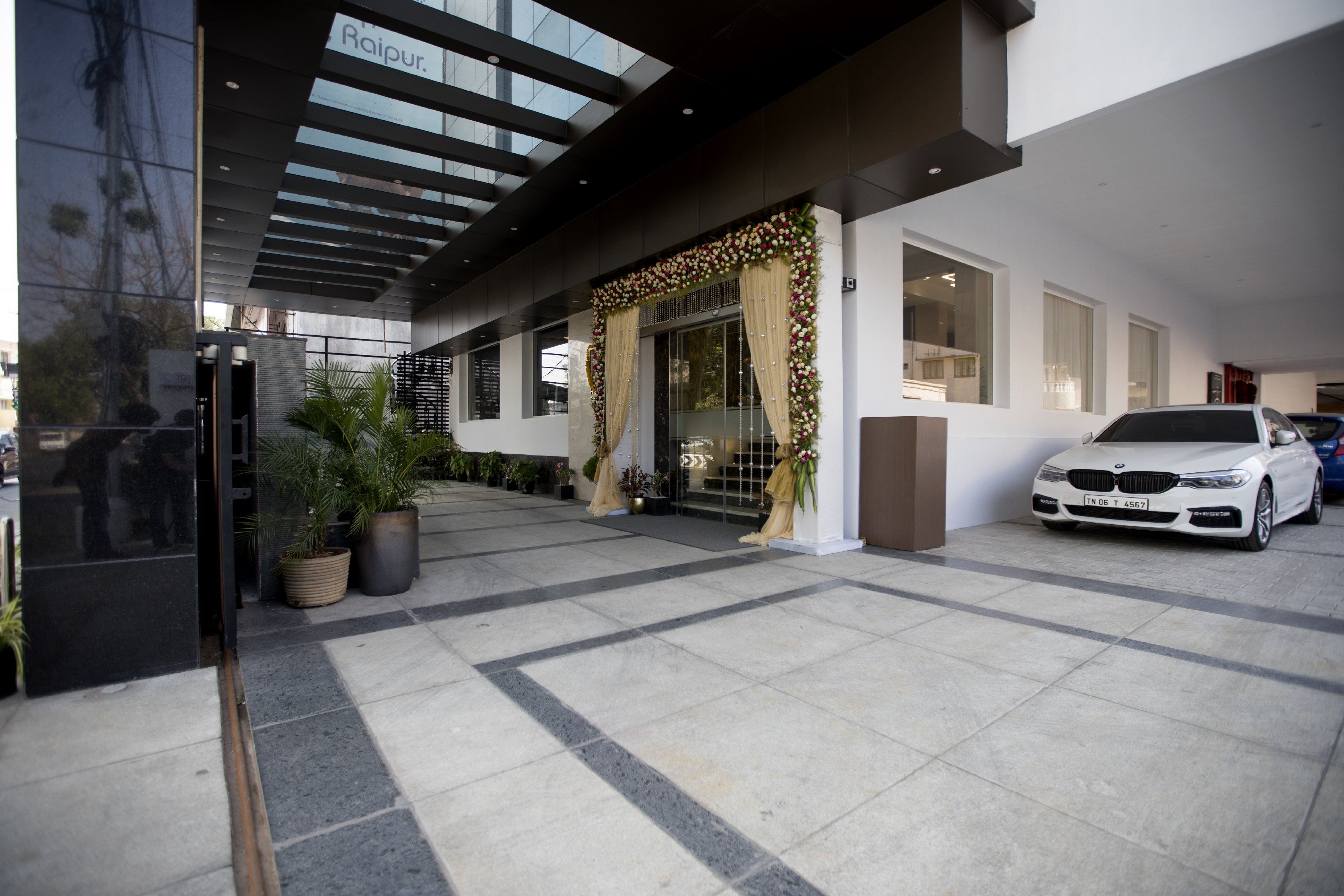 S HOTELS - Tap to explore photos