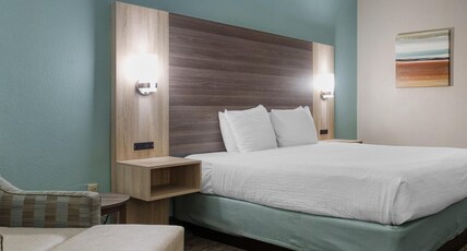Best Western Executive Inn & Suites Room Type - 1 King Bed, Non-Smoking, Pillowtop Bed, Microwave And Refrigerator, High Speed Internet Access, Full