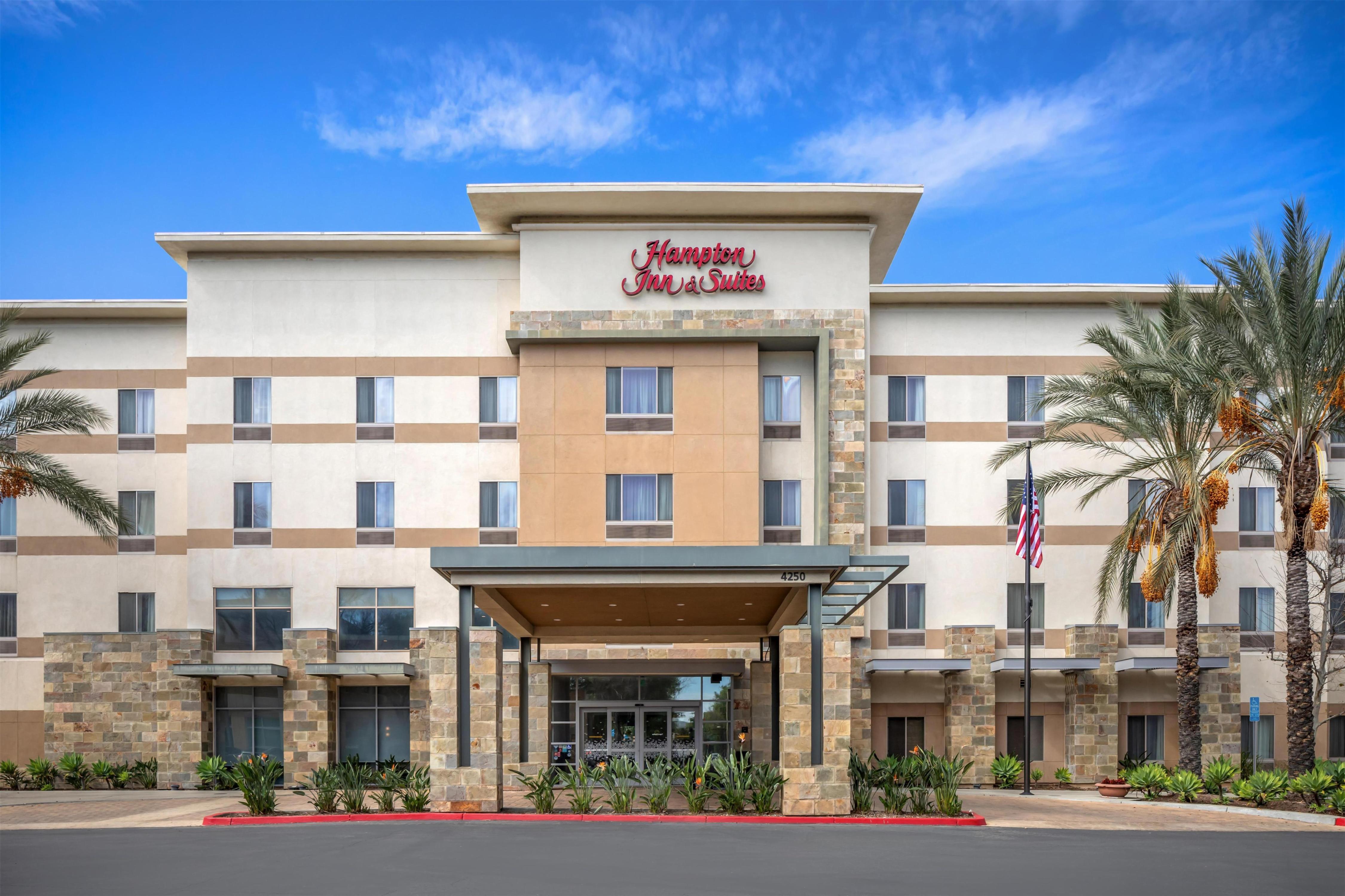 Hampton Inn & Suites by Hilton Riverside/Corona East - Tap to explore photos