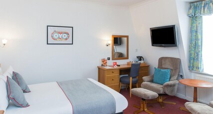 OYO Stade Court Hotel Room Type - Standard Triple Room with View OYO Stade Court Hotel Room Type - Standard Triple Room with View