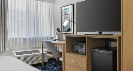 Best Western Plus Willmar Room Type - Accessible - 1 King, Mobility Accessible, Communication Assistance, Roll In Shower, Microwave And Re Best Western Plus Willmar Room Type - Accessible - 1 King, Mobility Accessible, Communication Assistance, Roll In Shower, Microwave And Re