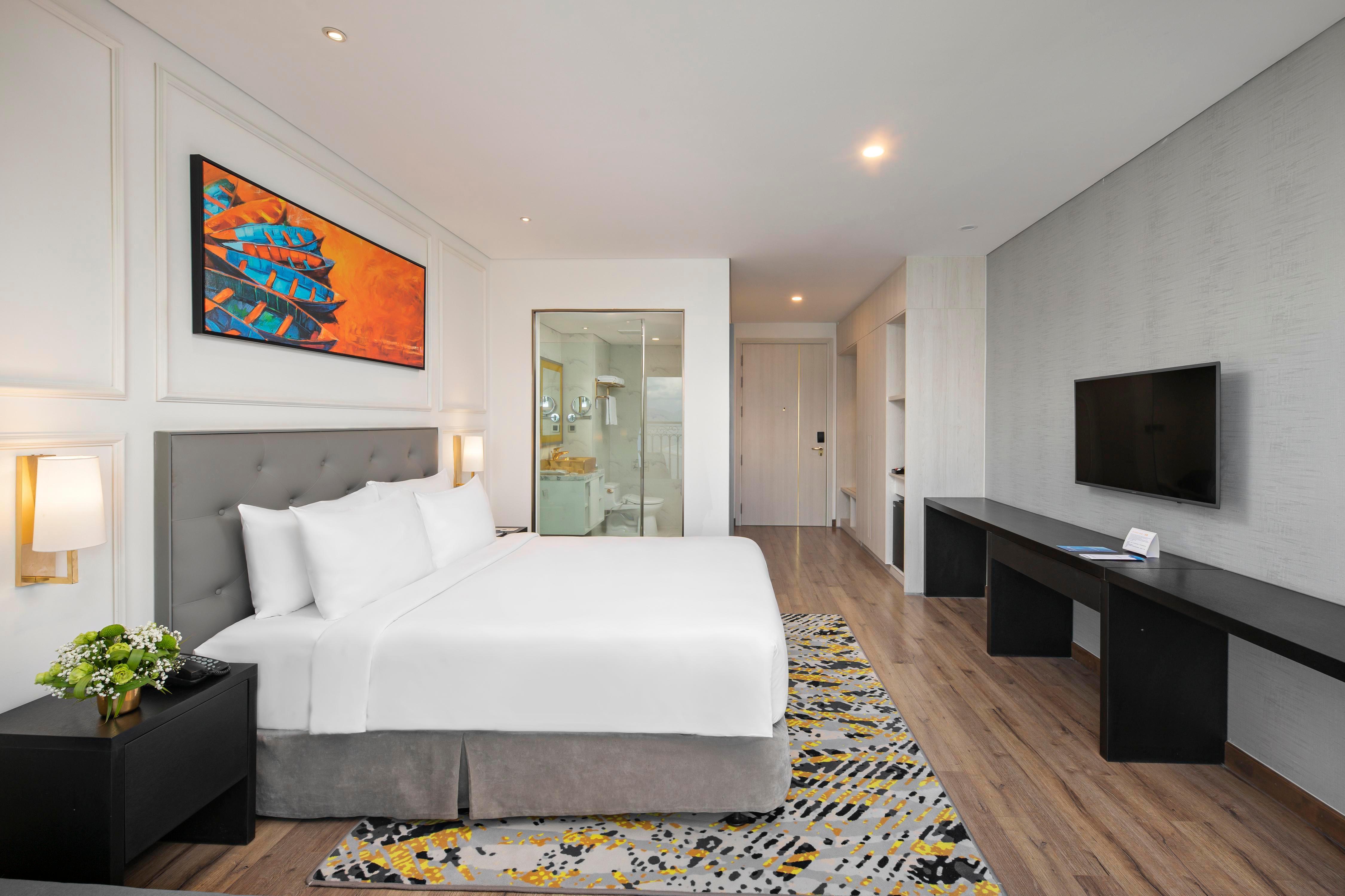 Wyndham Danang Golden Bay Hotel - Tap to explore photos