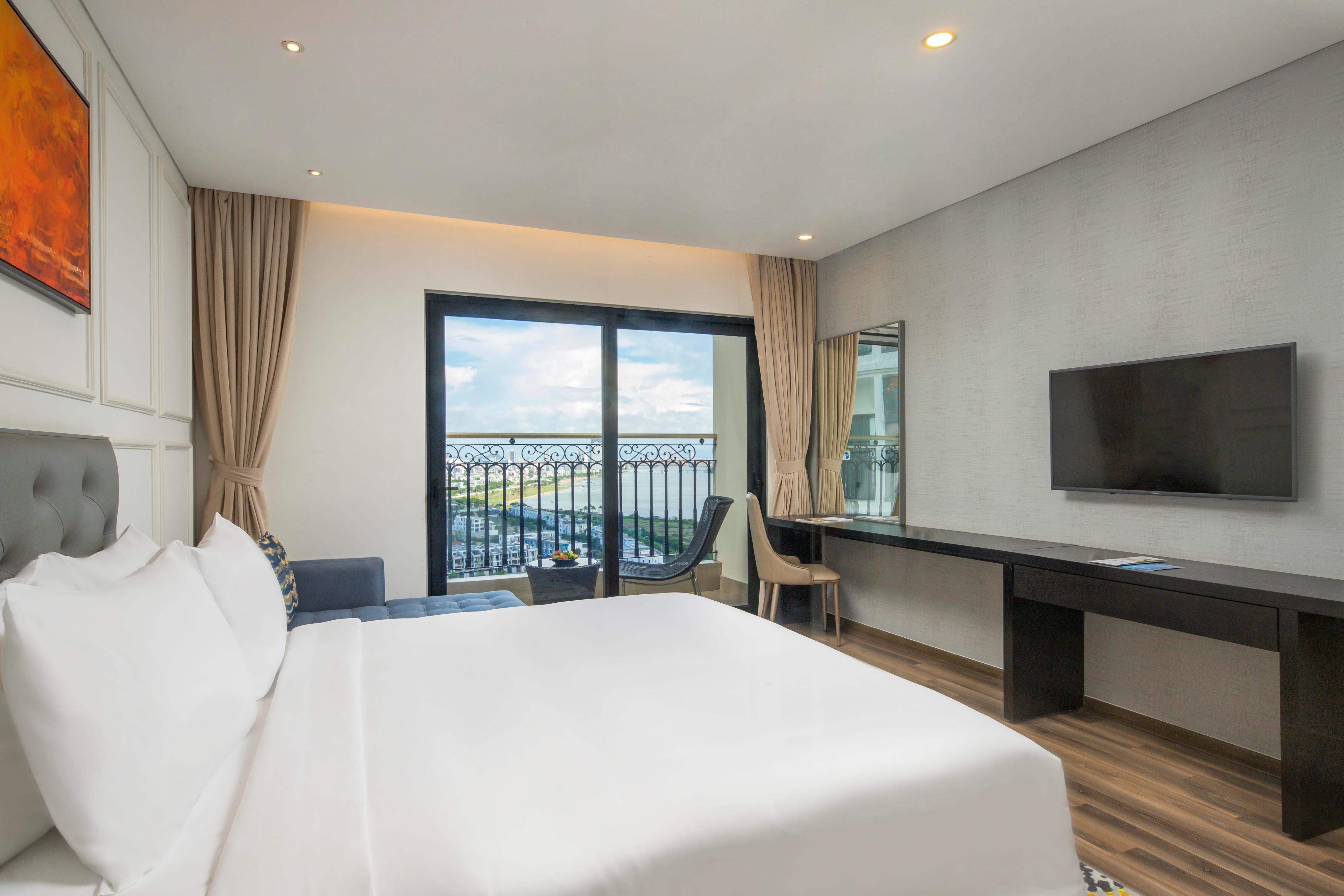 Wyndham Danang Golden Bay Hotel - Tap to explore photos