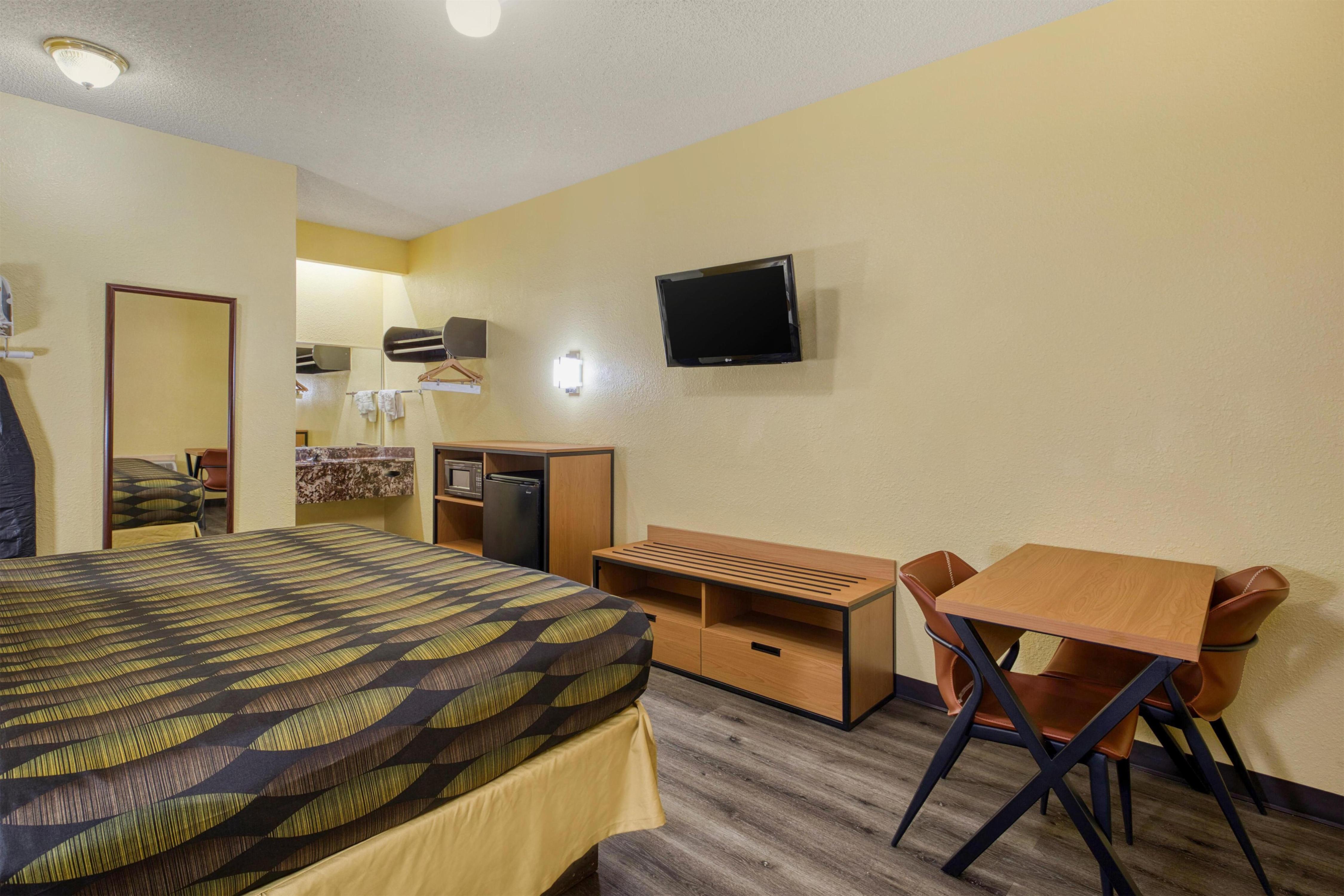 SureStay Hotel By Best Western Mission Room Type - 1 King Bed, Non-Smoking, Microwave And Refrigerator, Flat Screen Television, High Speed Internet Acc SureStay Hotel By Best Western Mission Room Type - 1 King Bed, Non-Smoking, Microwave And Refrigerator, Flat Screen Television, High Speed Internet Acc