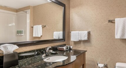 Best Western Sicamous Inn Room Type - 2 Queen Beds, Non-Smoking, Microwave And Refrigerator, Work Desk, Wi-Fi, Full Breakfast