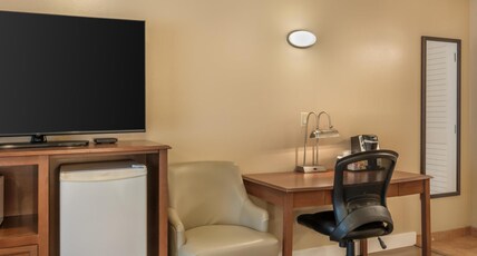 Best Western Sicamous Inn Room Type - 2 Queen Beds, Non-Smoking, Ground Floor, Pet Friendly Room, Microwave And Refrigerator, Wi-Fi, Full 
