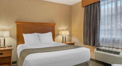 Best Western Sicamous Inn Room Type - Suite - 3 Queen Beds, Non-Smoking, Family Room, Two Bedrooms, Microwave And Refrigerator, Wi-Fi, Ful