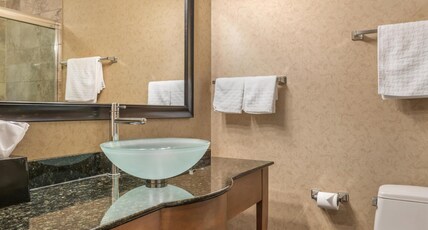 Best Western Sicamous Inn Room Type - 1 King Bed, Non-Smoking, Jetted Tub, Fireplace, Microwave And Refrigerator, Work Desk, Wi-Fi, Full B