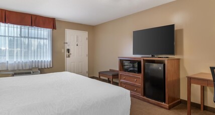 Best Western Sicamous Inn Room Type - 1 King Bed, Non-Smoking, Microwave And Refrigerator, Work Desk, Wi-Fi, Full Breakfast