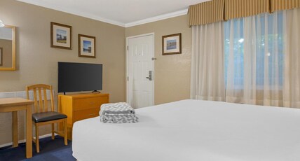 Best Western Inn At Penticton Room Type - 1 King Bed, Non-Smoking, Kitchenette, Microwave And Refrigerator, Full Breakfast