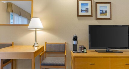 Best Western Inn At Penticton Room Type - 2 Double Beds, Non-Smoking, Second Floor, Microwave And Refrigerator, Full Breakfast Best Western Inn At Penticton Room Type - 2 Double Beds, Non-Smoking, Second Floor, Microwave And Refrigerator, Full Breakfast