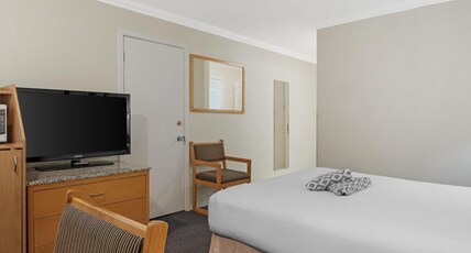 Best Western Inn At Penticton Room Type - 1 Queen Bed, Non-Smoking, Microwave And Refrigerator, Full Breakfast Best Western Inn At Penticton Room Type - 1 Queen Bed, Non-Smoking, Microwave And Refrigerator, Full Breakfast