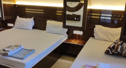 4N Home Stay | Golden Temple View | Lift available Room Type - Deluxe triple bed with lift