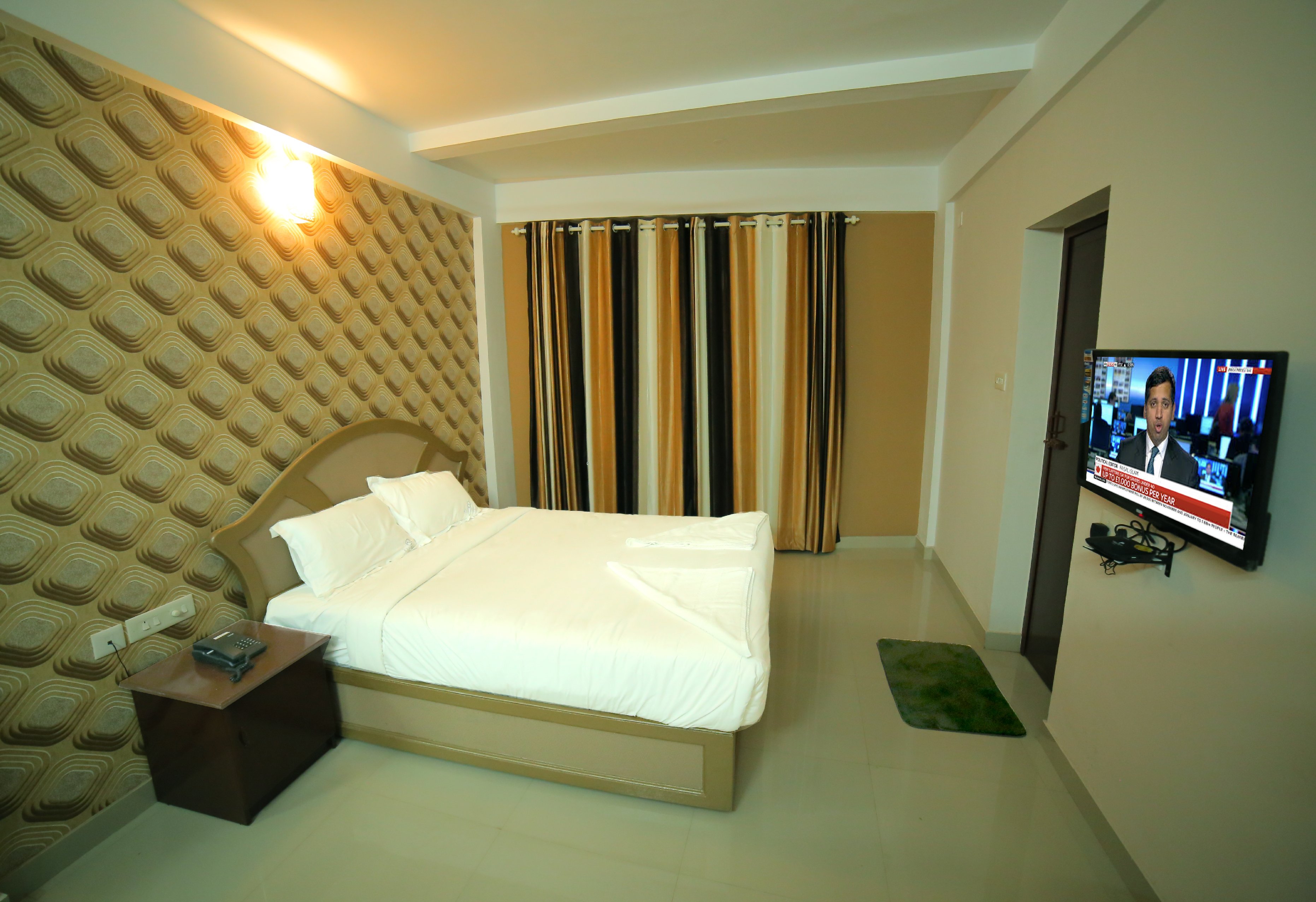 Hotel Falcon Room Type - Delux Family Room with AC