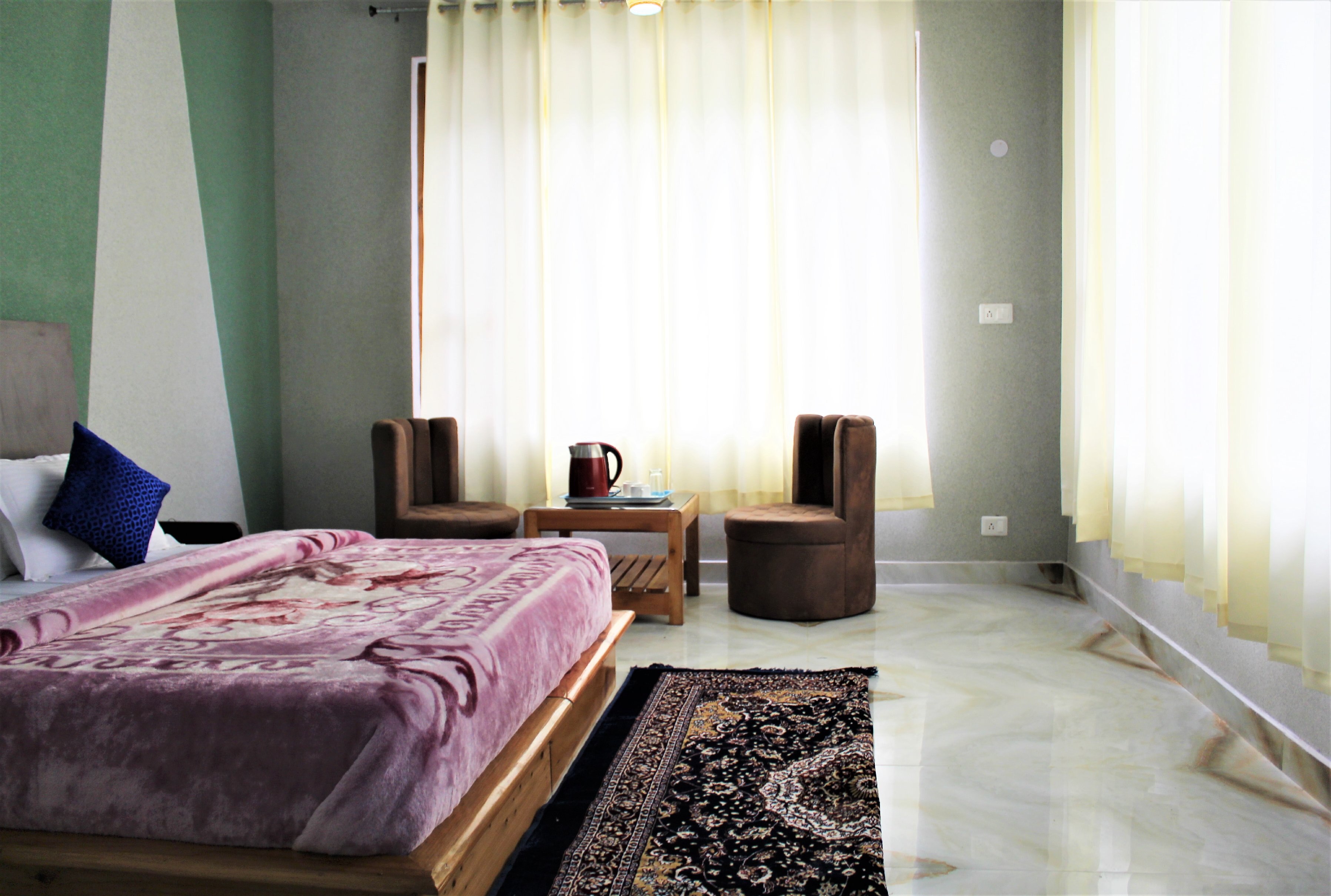 Hotel Raahat Inn - Tap to explore photos