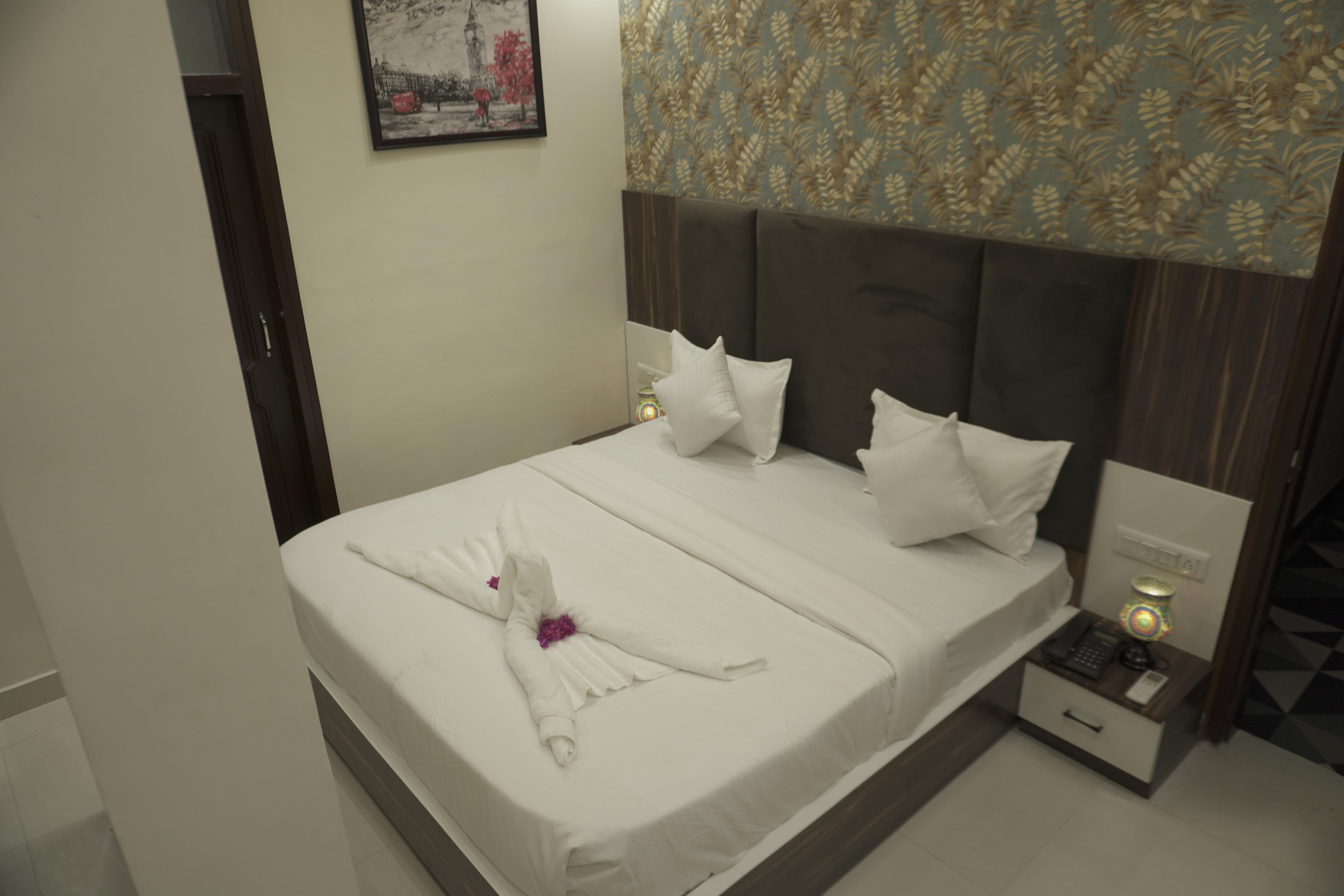 HOTEL DECENT Room Type - DELUXE AC