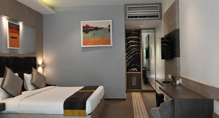 KINGSTON RESORT Room Type - Garden Room with Sofa and Garden View
