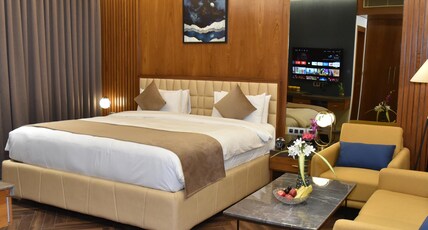 Ramada Encore By Wyndham Statue of Unity Room Type - 1 King Bed, Elegance Suite, Non-Smoking