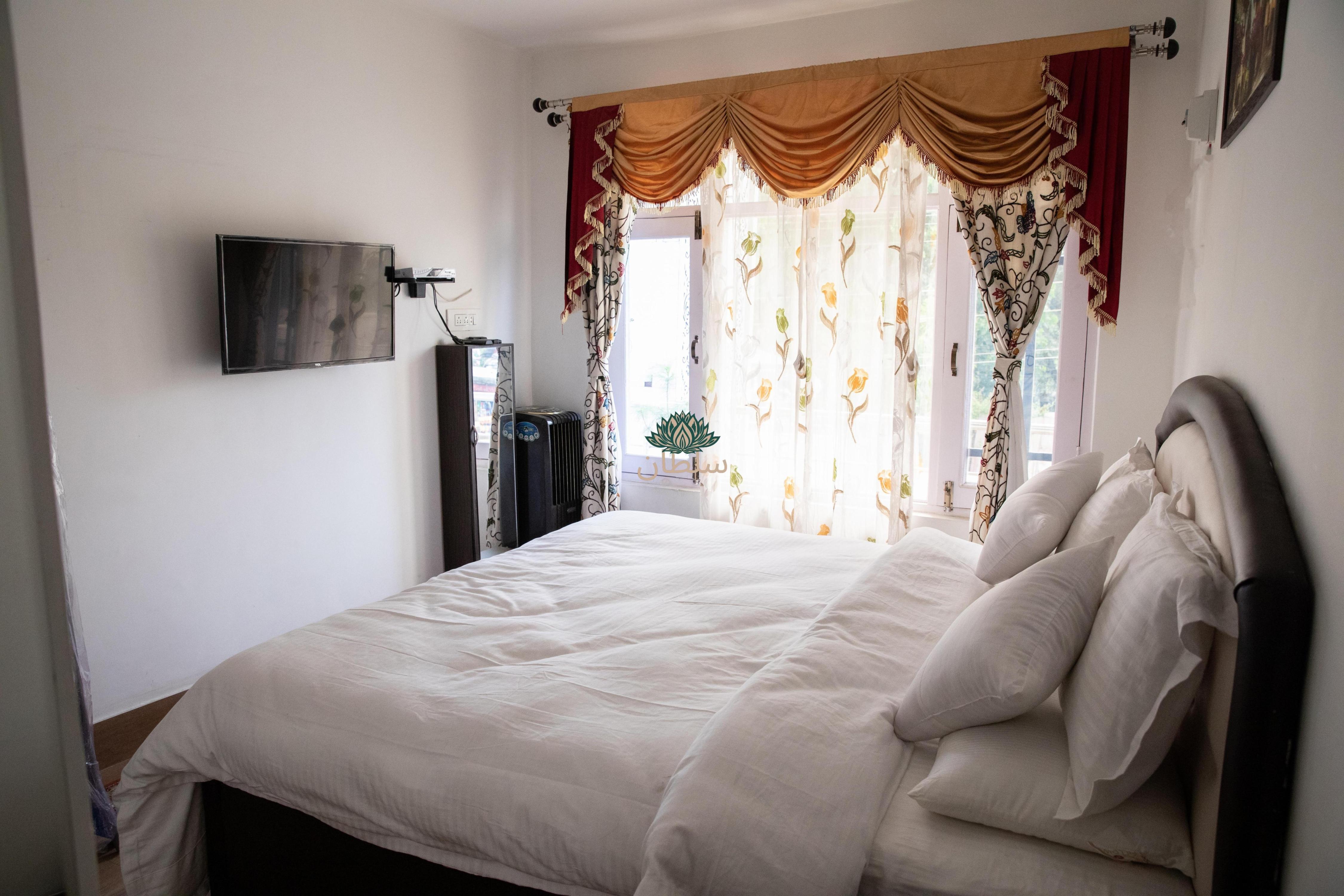 Hotel Sultan Residency Nigeen Lake - Tap to explore photos