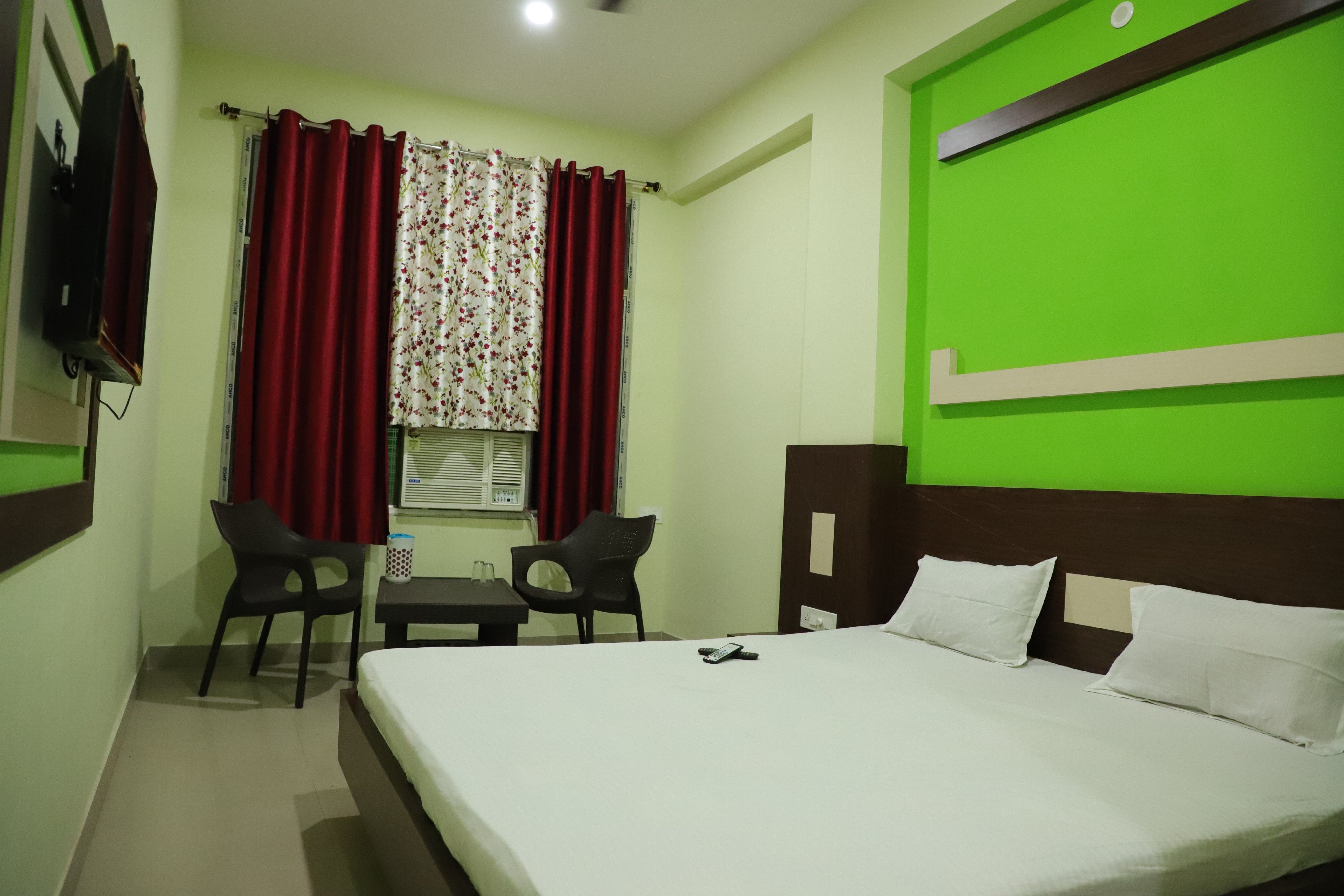 Hotel Shree Hari - Tap to explore photos