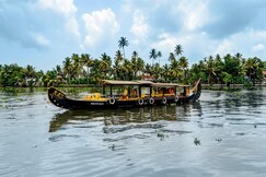 Alaya Stays Palm Dale | Serene Heritage Retreat by the Backwaters with Garden & Restaurant