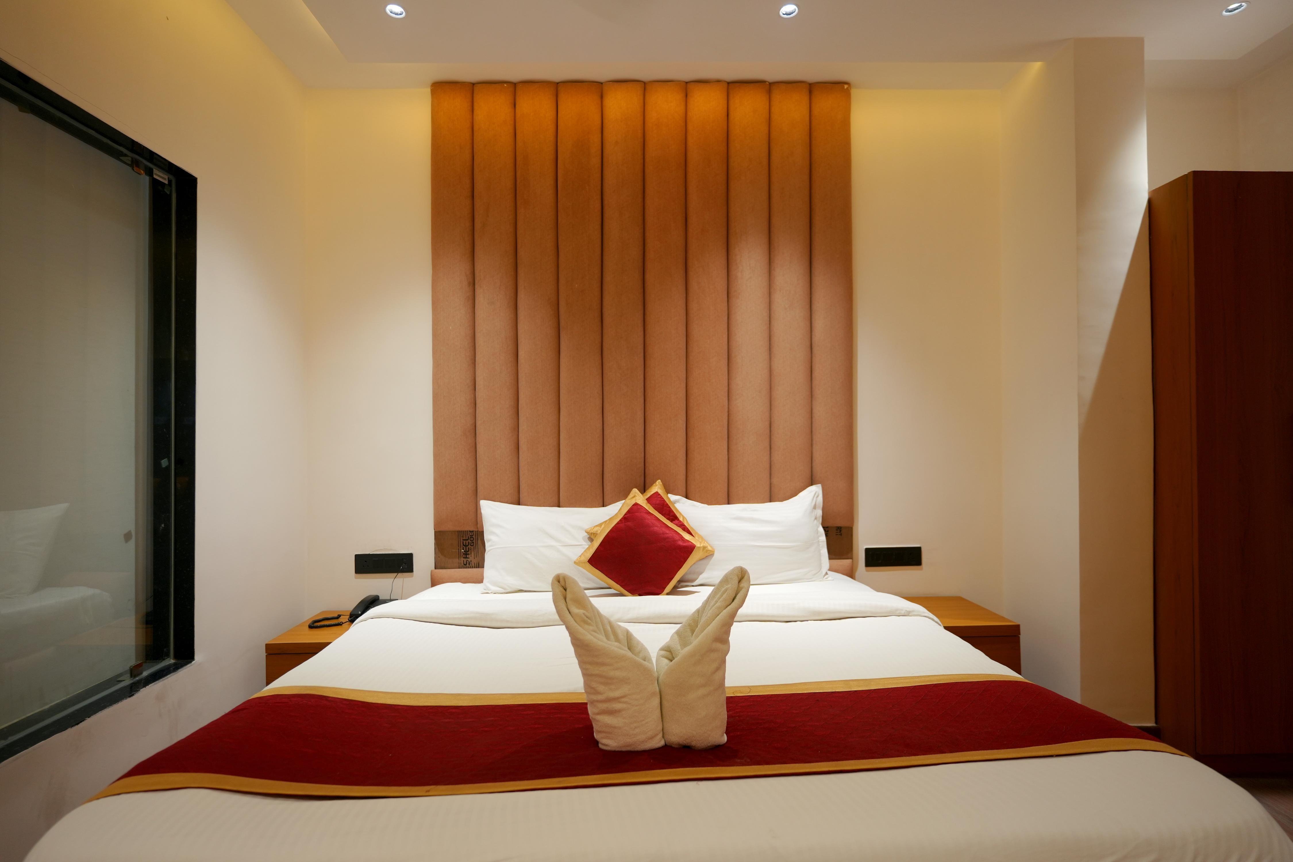 Shiv Rudraksh Resort - Near Assi Ghat - Tap to explore photos