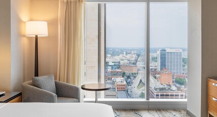 Hilton Cleveland Downtown Room Type - 1KNG AMB. STE MOB ACC TUB