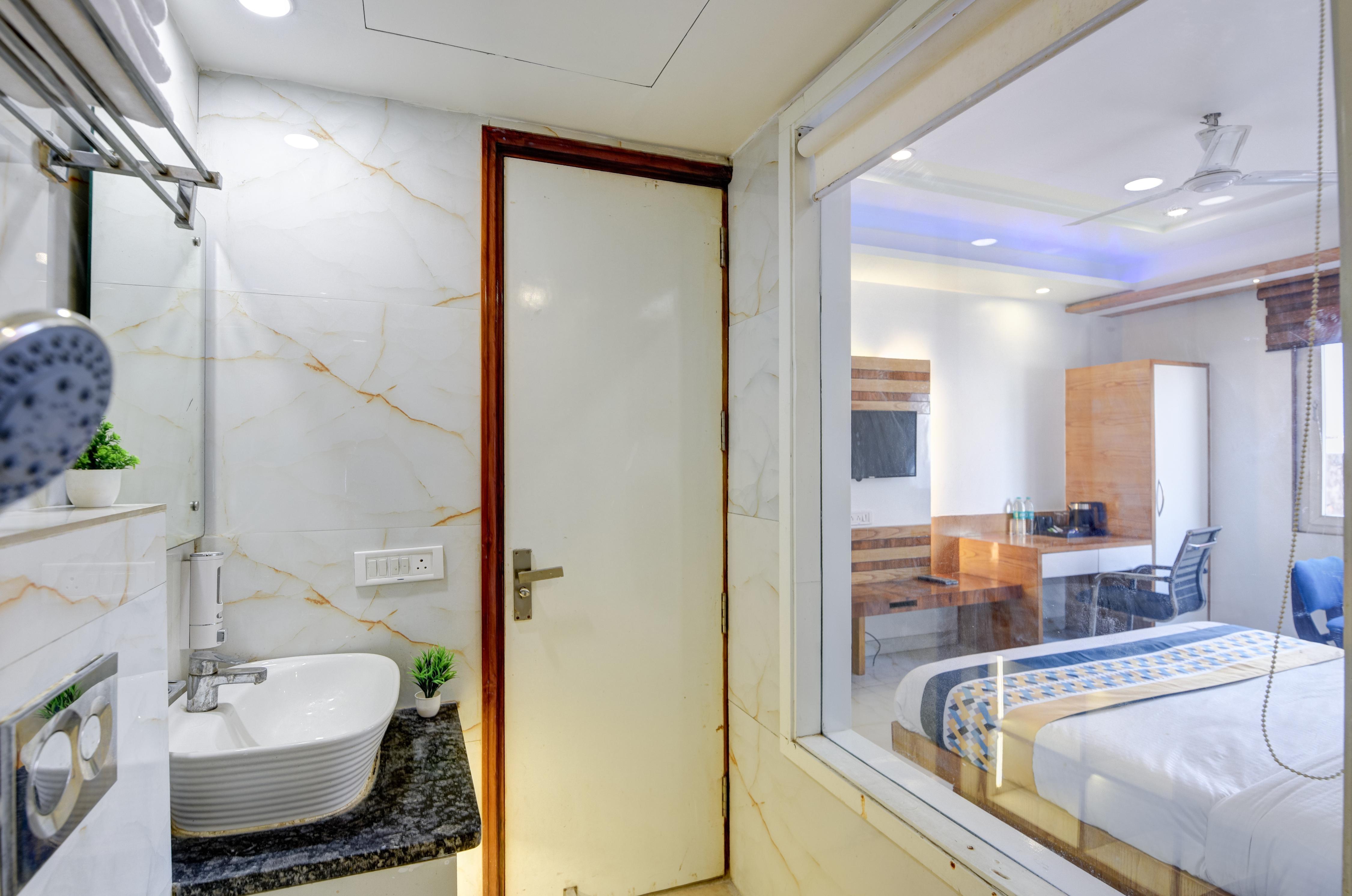 Hotel York Legacy 2 Min from New Delhi Railway Station & Connaught Palace