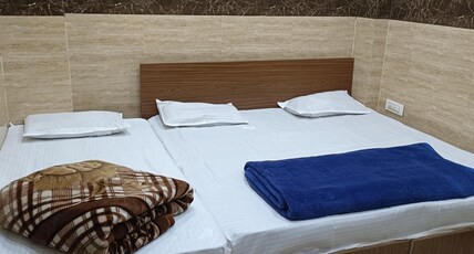 Pishorian Bnb | 400 m to Golden Temple Room Type - Triple Bed AC room