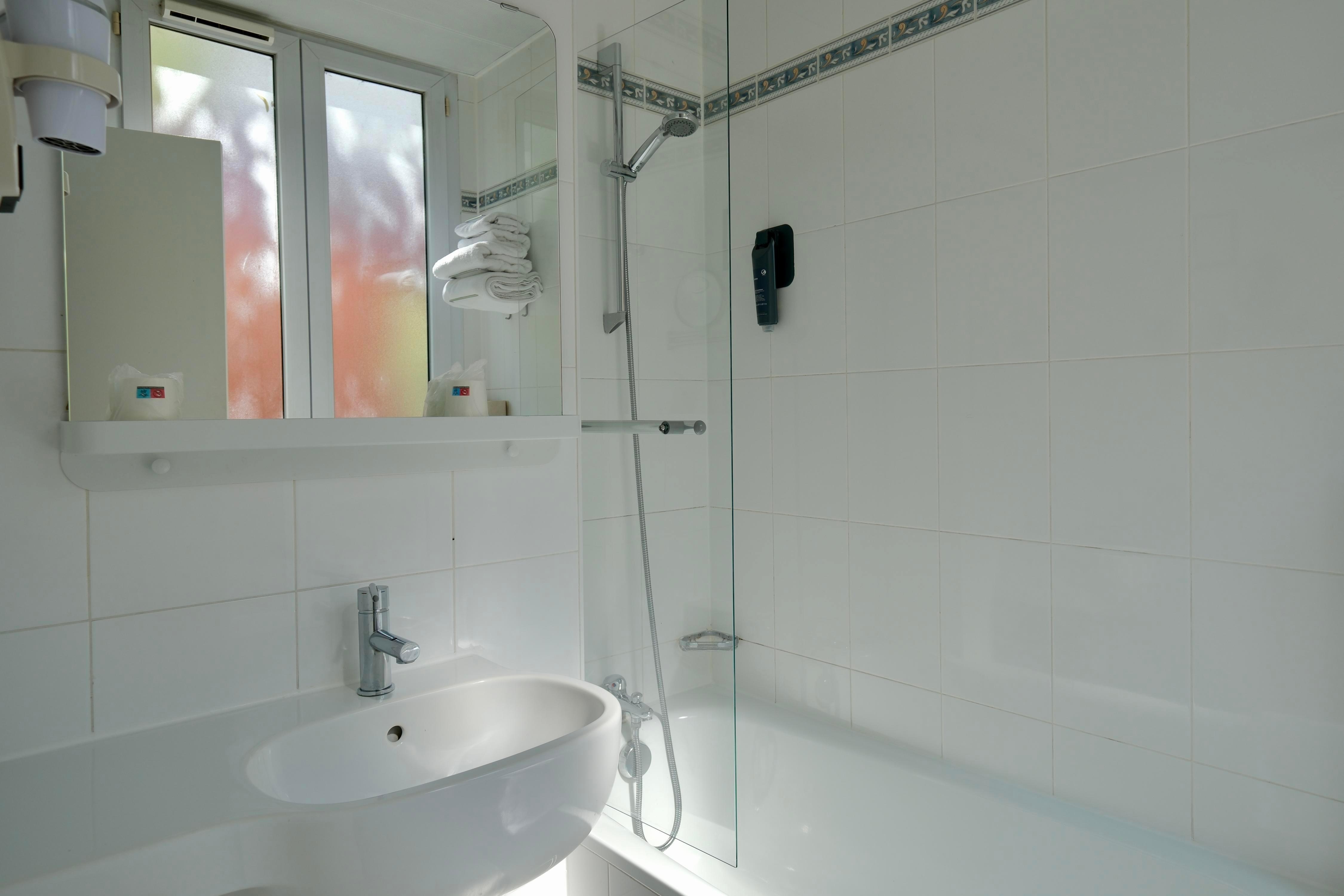 Hotel Lilas Gambetta - Tap to explore photos
