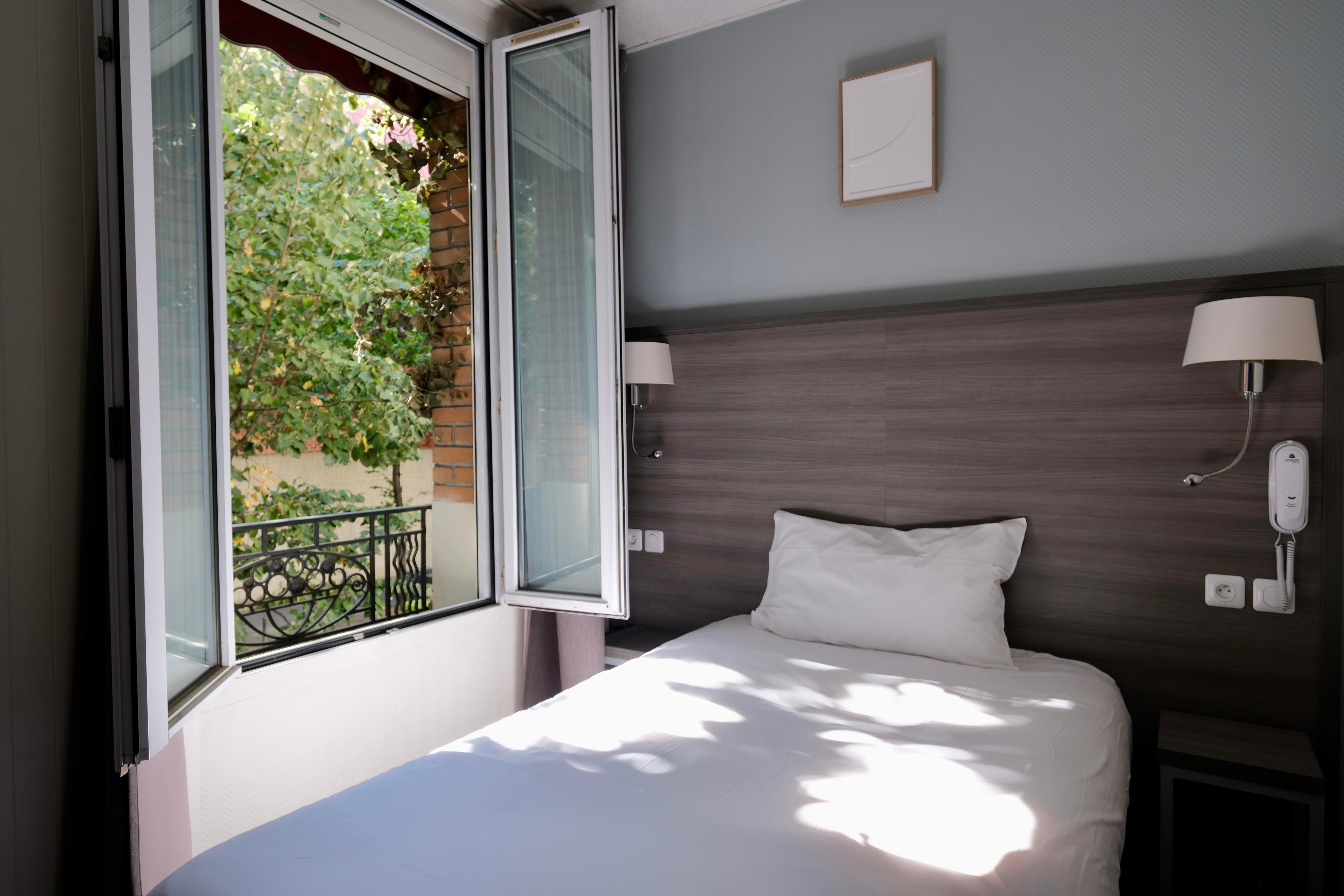 Hotel Lilas Gambetta - Tap to explore photos