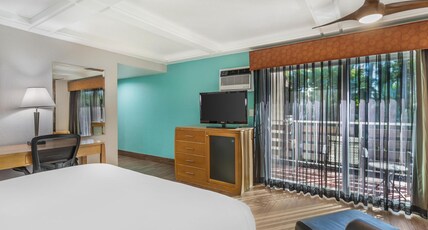 Best Western Pine Tree Motel Room Type - 1 Queen Bed, Non-Smoking, Lawn View, Balcony, High Speed Internet Access, Coffee Maker, Continental Best Western Pine Tree Motel Room Type - 1 Queen Bed, Non-Smoking, Lawn View, Balcony, High Speed Internet Access, Coffee Maker, Continental
