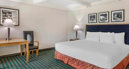 Best Western Pine Tree Motel Room Type - 1 King Bed, Non-Smoking, Balcony, Pool View, Microwave And Refrigerator, Wi-Fi, Continental Breakfas Best Western Pine Tree Motel Room Type - 1 King Bed, Non-Smoking, Balcony, Pool View, Microwave And Refrigerator, Wi-Fi, Continental Breakfas