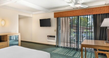 Best Western Pine Tree Motel Room Type - 1 Queen Bed, Non-Smoking, Balcony, Pool View, Microwave And Refrigerator, Wi-Fi, Continental Breakfa Best Western Pine Tree Motel Room Type - 1 Queen Bed, Non-Smoking, Balcony, Pool View, Microwave And Refrigerator, Wi-Fi, Continental Breakfa